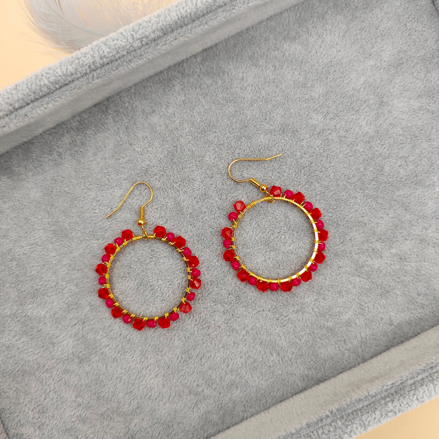 Boucles d’oreilles créoles dorées taille moyenne avec perles colorées - 5 couleurs au choix : vert, noir, rouge, bleu clair ou jaune