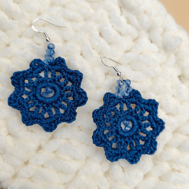 Boucles d’oreilles au crochet avec perles - 6 couleurs disponibles : bleu clair, bleu foncé, vert, rouge, jaune moutarde, beige
