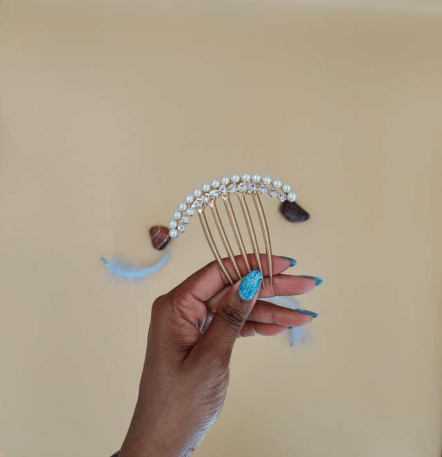 Grand peigne doré avec strass clairs et perles blanches - Accessoire élégant pour coiffure de mariage ou soirée