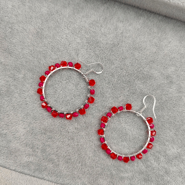Boucles d’oreilles créoles argentées avec perles colorées - 7 couleurs au choix : vert, beige, rouge, bleu clair, jaune, bleu foncé, ou violet
