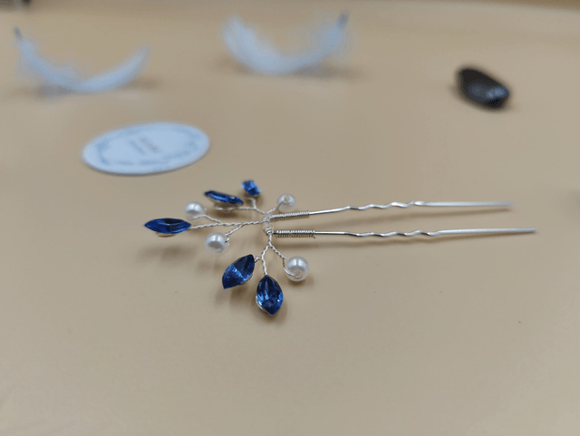 Épingles à cheveux argentées avec strass verts ou bleus et perles - Accessoires faits main élégants