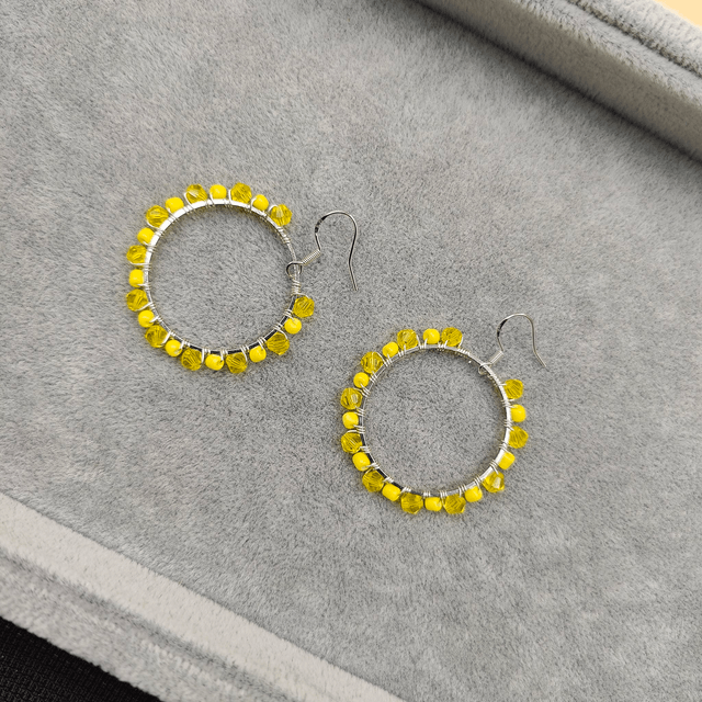 Boucles d’oreilles créoles argentées avec perles colorées - 7 couleurs au choix : vert, beige, rouge, bleu clair, jaune, bleu foncé, ou violet