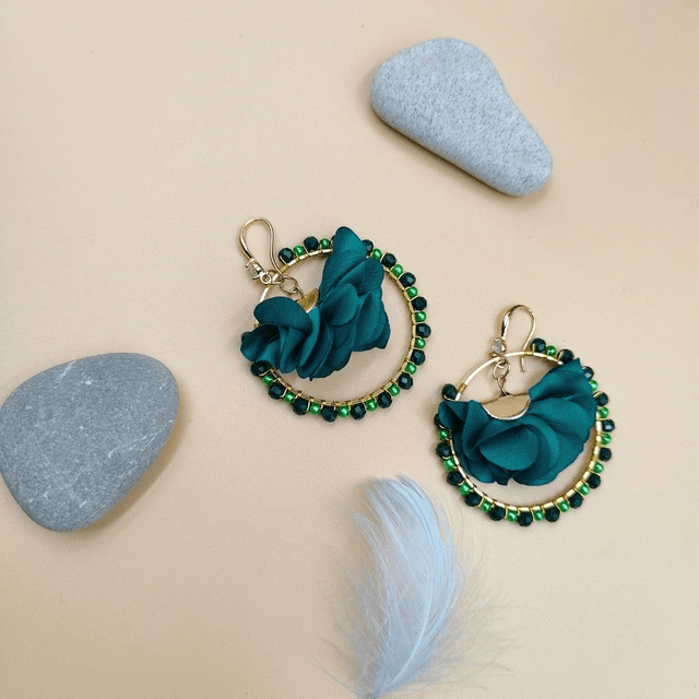Grandes boucles d’oreilles créoles dorées avec perles et froufrous - 5 couleurs au choix : vert, rouge bordeaux, noir, bleu ou jaune 