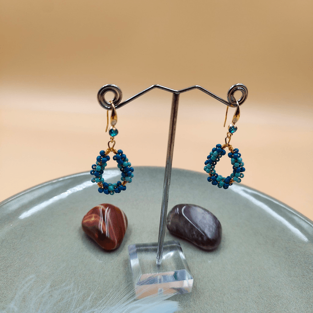 Boucles d’oreilles pendantes en forme de poire avec perles colorées - 2 couleurs disponibles : bleu et rose/beige