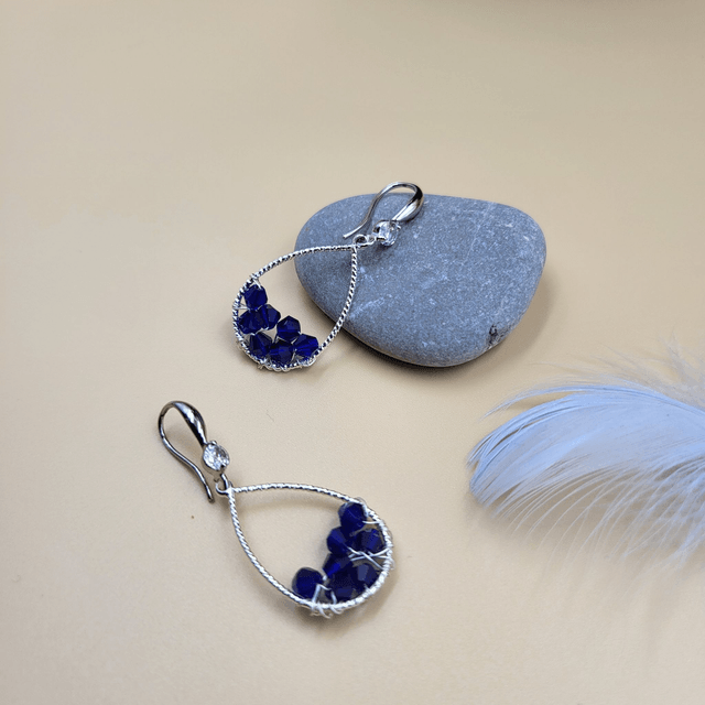 Boucles d’oreilles argentées en forme de goutte d’eau avec perles bleu royal