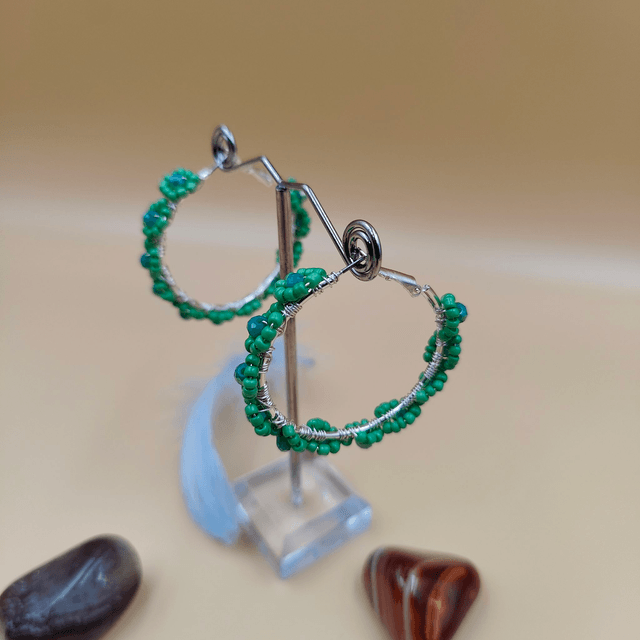 Boucles d’oreilles créoles argentées avec perles vertes en forme de petites fleurs