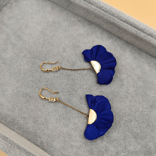 Boucles d’oreilles pendantes argentées avec petits froufrous - 4 couleurs au choix : rouge bordeaux, bleu royal, noir ou vert émeraude