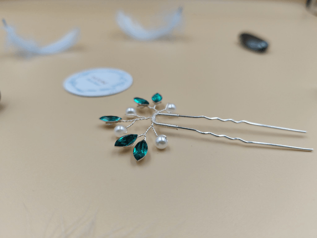 Épingles à cheveux argentées avec strass verts ou bleus et perles - Accessoires faits main élégants