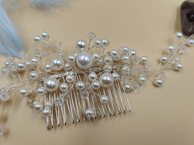 Peigne à cheveux perles et strass clair, bijoux pour chignon, accessoire cheveux blanc, peigne à cheveux fil argenté