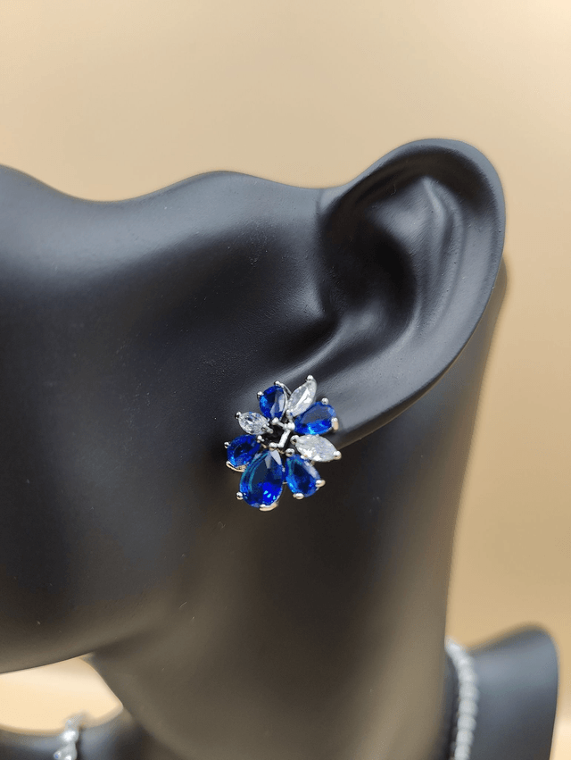 Boucles d'oreilles forme fleur bleu saphir et cristal effet diamant clair, boucles d'oreilles de mariée