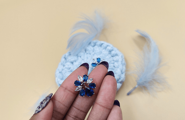 Boucles d'oreilles forme fleur bleu saphir et cristal effet diamant clair, boucles d'oreilles de mariée