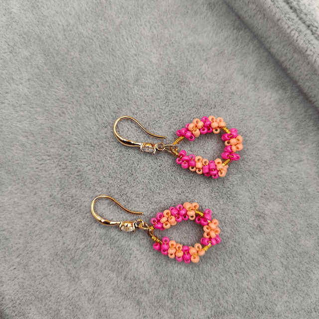 Boucles d’oreilles pendantes en forme de poire avec perles colorées - 2 couleurs disponibles : bleu et rose/beige