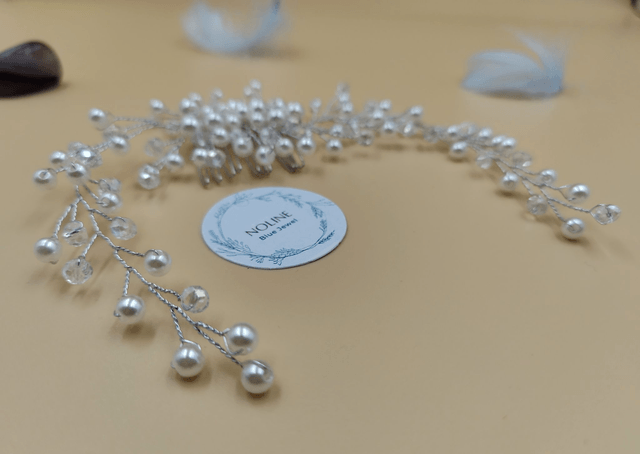 Peigne de cheveux argent avec des perles argenté et clair, accessoire de cheveux perles blanches