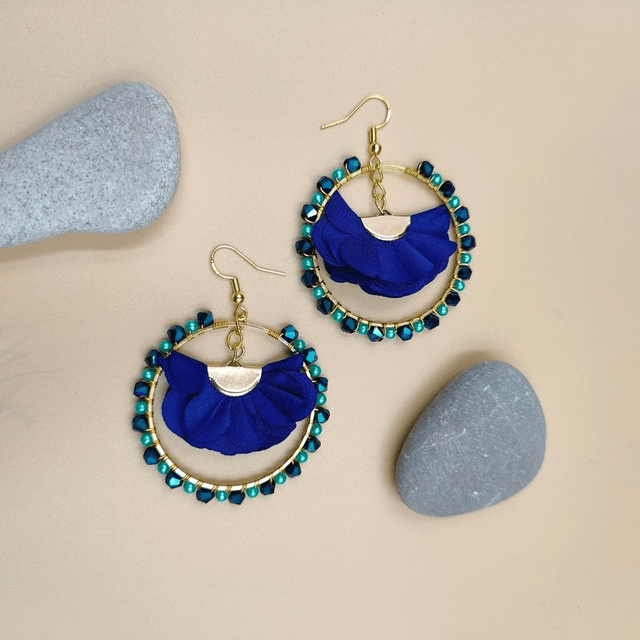 Grandes boucles d’oreilles créoles dorées avec perles et froufrous - 5 couleurs au choix : vert, rouge bordeaux, noir, bleu ou jaune 