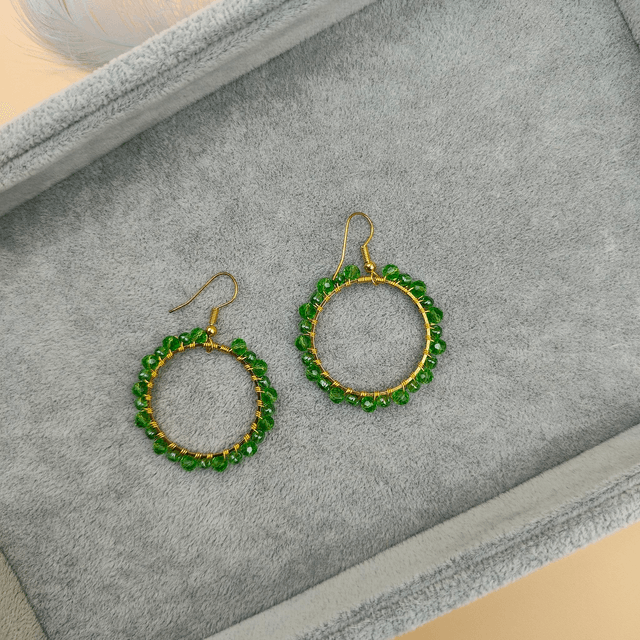 Boucles d’oreilles créoles dorées taille moyenne avec perles colorées - 5 couleurs au choix : vert, noir, rouge, bleu clair ou jaune