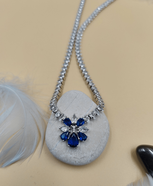 Collier fleur bleu saphir et cristaux clair effet diamant, collier de mariage