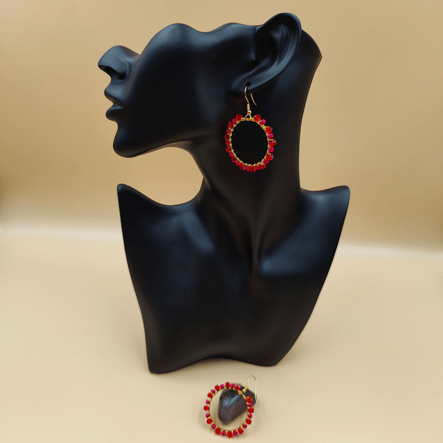 Boucles d’oreilles créoles dorées taille moyenne avec perles colorées - 5 couleurs au choix : vert, noir, rouge, bleu clair ou jaune