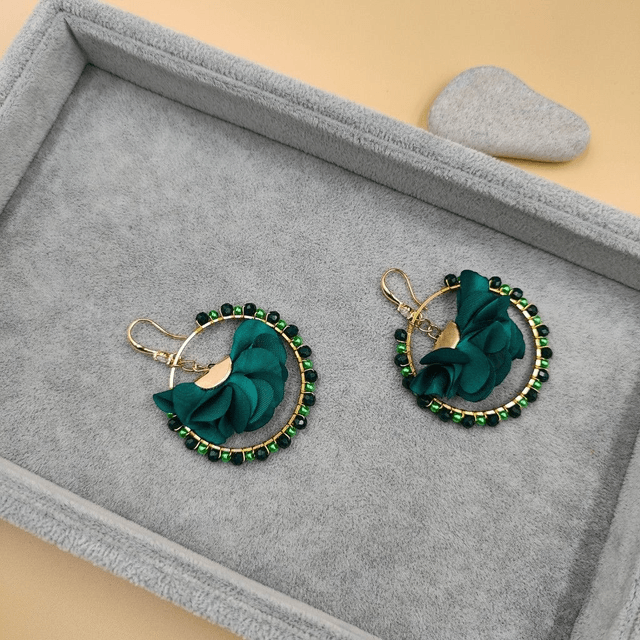 Grandes boucles d’oreilles créoles dorées avec perles et froufrous - 5 couleurs au choix : vert, rouge bordeaux, noir, bleu ou jaune 
