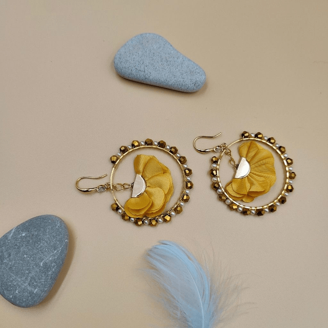 Grandes boucles d’oreilles créoles dorées avec perles et froufrous - 5 couleurs au choix : vert, rouge bordeaux, noir, bleu ou jaune 