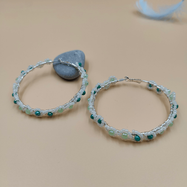 Grandes boucles d’oreilles créoles argentées avec perles claires et vertes en forme de fleurs