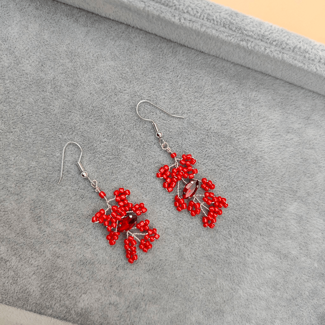 Boucles d’oreilles pendantes argentées avec petites perles - 5 couleurs disponibles : rouge, bleu, noir, rose et vert 