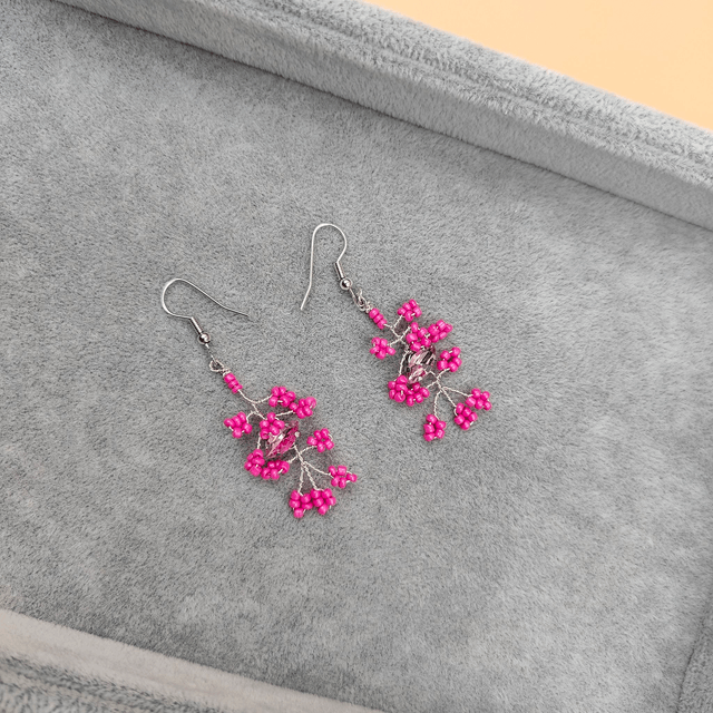 Boucles d’oreilles pendantes argentées avec petites perles - 5 couleurs disponibles : rouge, bleu, noir, rose et vert 