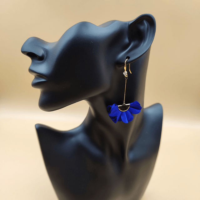 Boucles d’oreilles pendantes argentées avec petits froufrous - 4 couleurs au choix : rouge bordeaux, bleu royal, noir ou vert émeraude