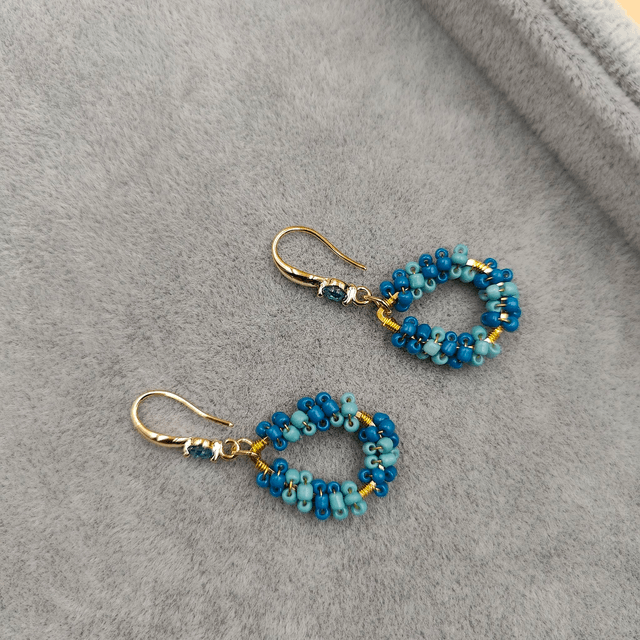 Boucles d’oreilles pendantes en forme de poire avec perles colorées - 2 couleurs disponibles : bleu et rose/beige