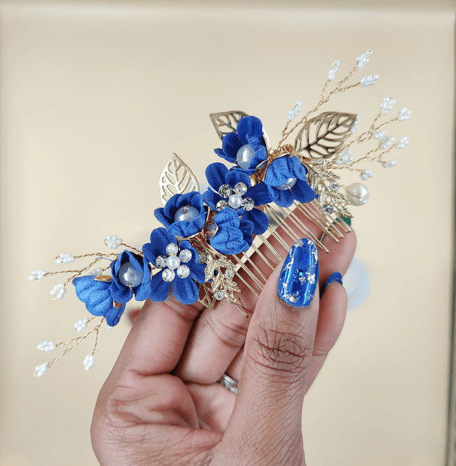 Peigne cheveux fleurs bleu clair, bijou cheveux motif fleurs et feuilles doré, accessoire de coiffure pour mariée
