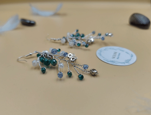 boucles d'oreilles pendantes strass rond bleu, vert et argent