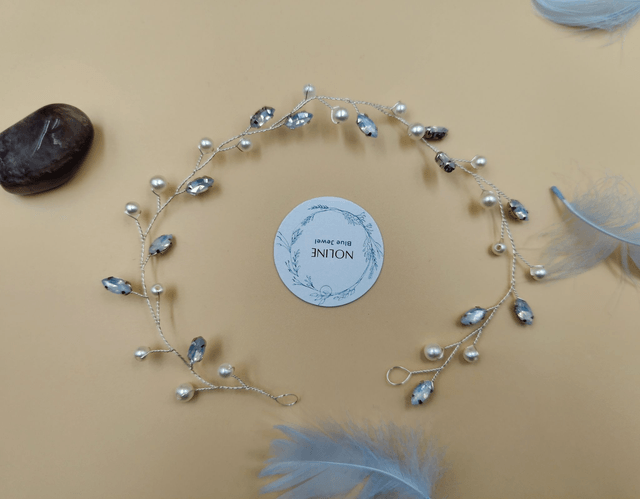 Serre-tête argenté orné de perles blanches et de strass  bleu opale