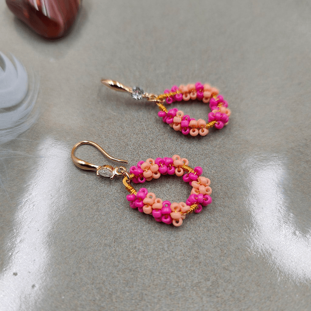 Boucles d’oreilles pendantes en forme de poire avec perles colorées - 2 couleurs disponibles : bleu et rose/beige