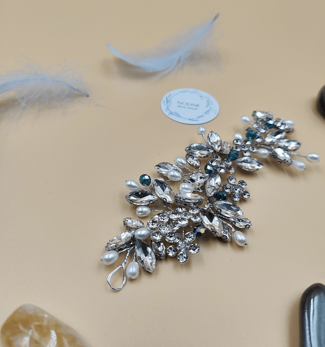 candeau de cheveux en fil d'argent ornés de cristal bleu et perles blanches