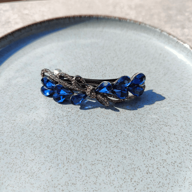 Barrette noire en forme de nœud avec strass bleus - Accessoire élégant et raffiné pour cheveux