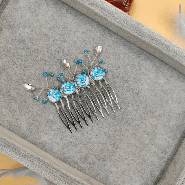 Peigne de cheveux argenté pour mariage avec cabochons bleus rouge ou vert et perles scintillantes