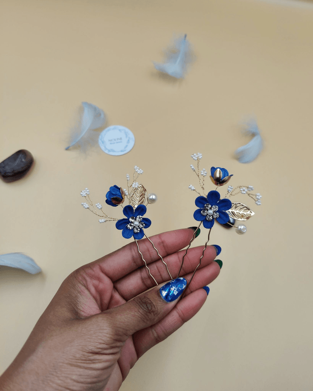 lot de deux modèle d' épingles à cheveux fleurs bleu. Lot de deux pics à cheveux