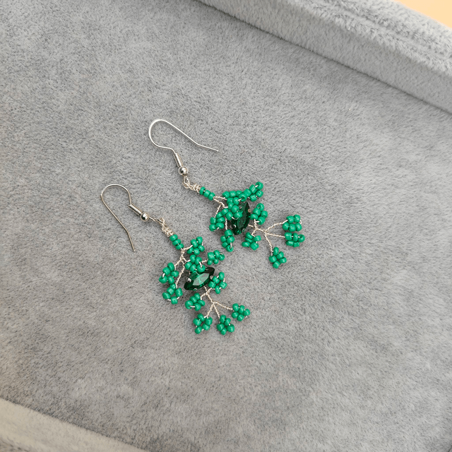 Boucles d’oreilles pendantes argentées avec petites perles - 5 couleurs disponibles : rouge, bleu, noir, rose et vert 