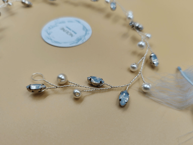 Serre-tête argenté orné de perles blanches et de strass  bleu opale