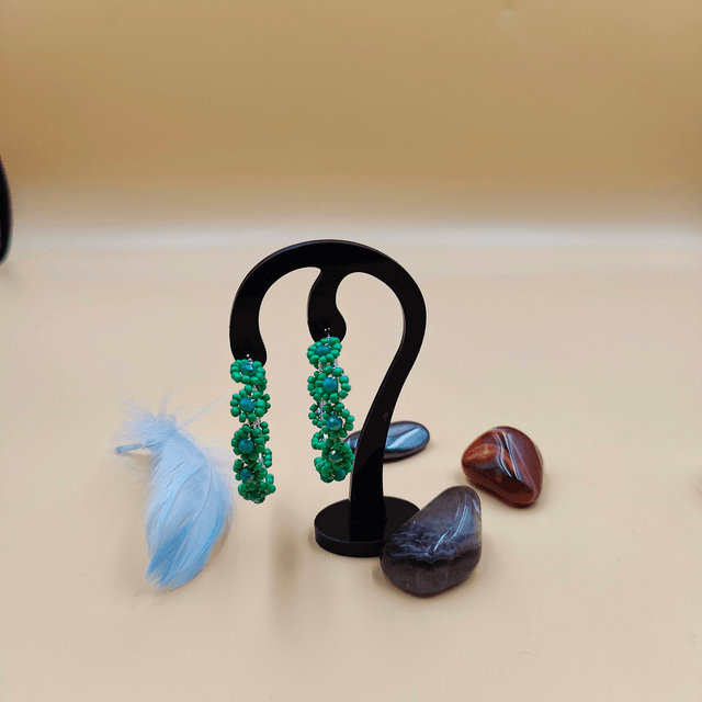 Boucles d’oreilles créoles argentées avec perles vertes en forme de petites fleurs