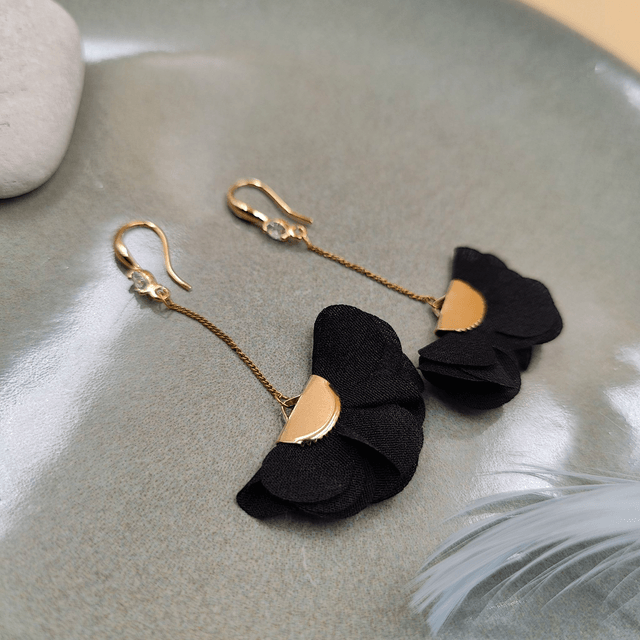 Boucles d’oreilles pendantes argentées avec petits froufrous - 4 couleurs au choix : rouge bordeaux, bleu royal, noir ou vert émeraude