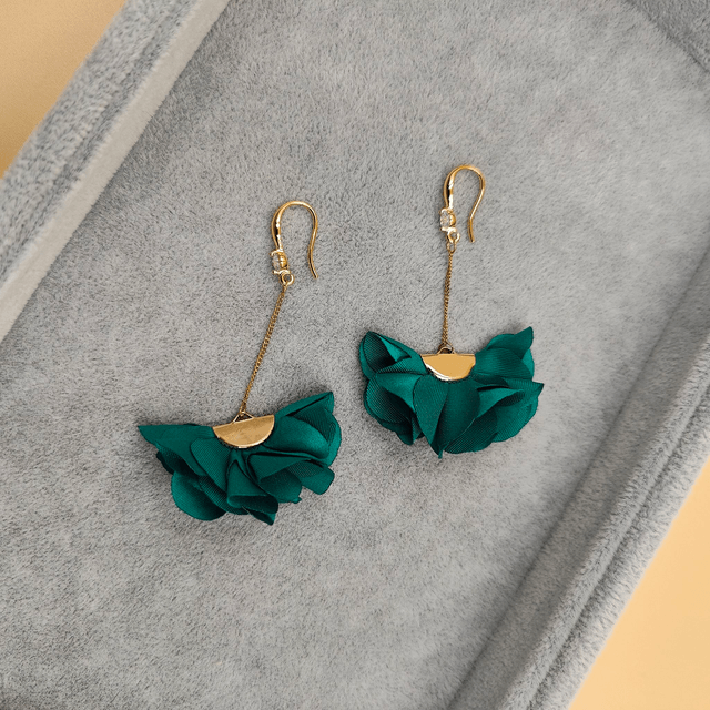 Boucles d’oreilles pendantes argentées avec petits froufrous - 4 couleurs au choix : rouge bordeaux, bleu royal, noir ou vert émeraude