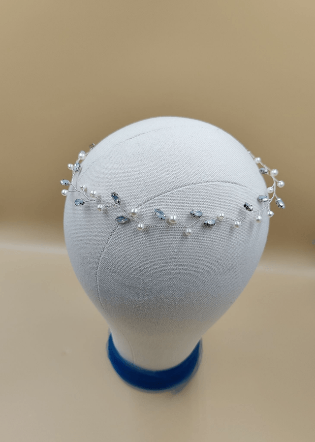 Serre-tête argenté orné de perles blanches et de strass  bleu opale