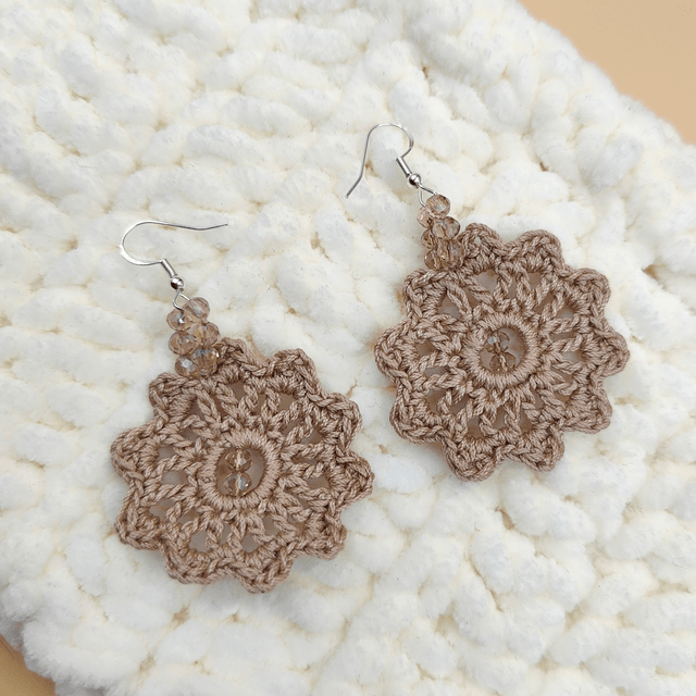 Boucles d’oreilles au crochet avec perles - 6 couleurs disponibles : bleu clair, bleu foncé, vert, rouge, jaune moutarde, beige
