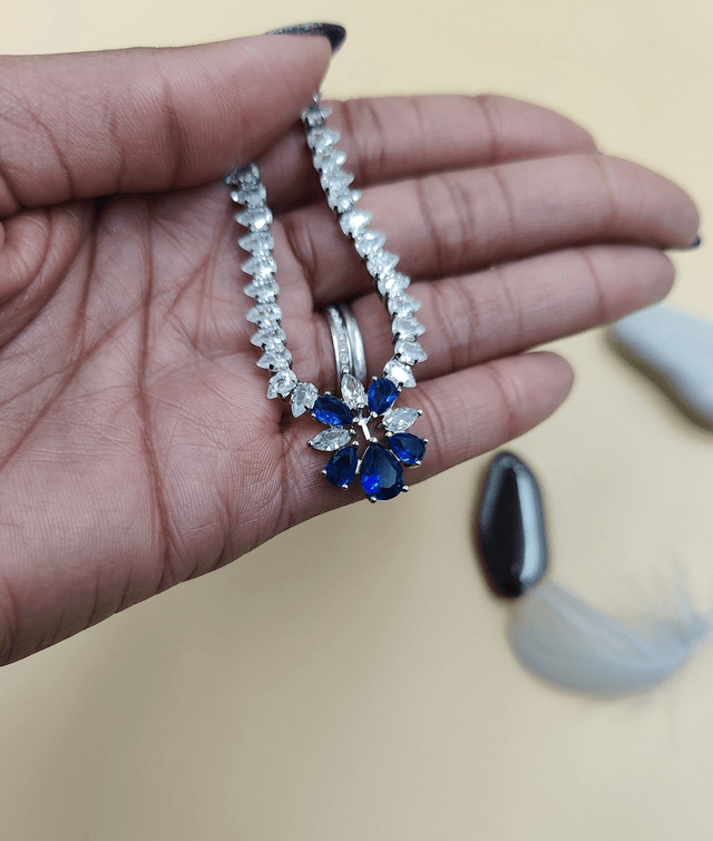 Collier fleur bleu saphir et cristaux clair effet diamant, collier de mariage