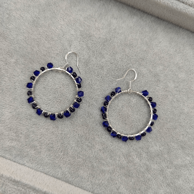 Boucles d’oreilles créoles argentées avec perles colorées - 7 couleurs au choix : vert, beige, rouge, bleu clair, jaune, bleu foncé, ou violet