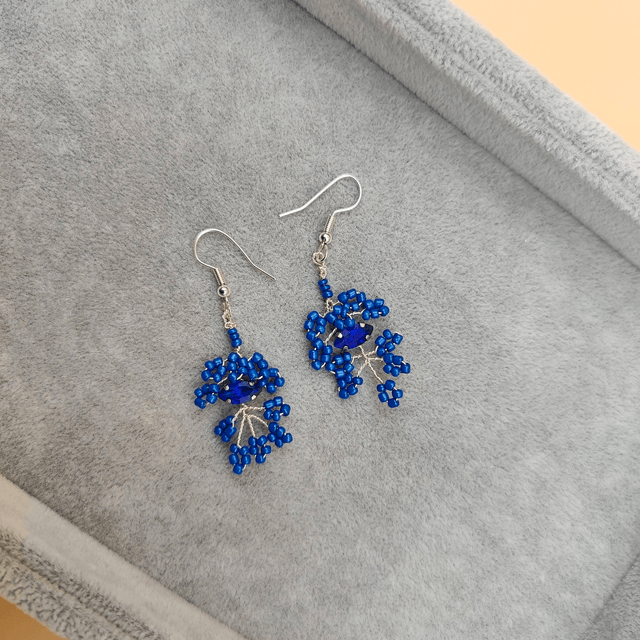 Boucles d’oreilles pendantes argentées avec petites perles - 5 couleurs disponibles : rouge, bleu, noir, rose et vert 