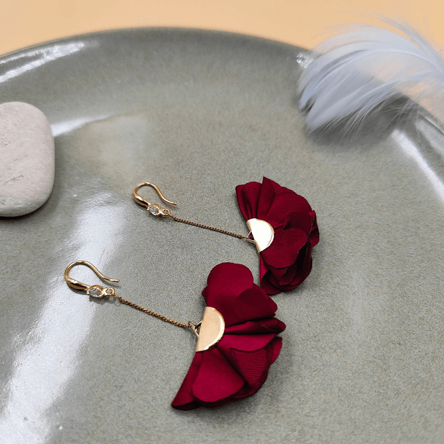Boucles d’oreilles pendantes argentées avec petits froufrous - 4 couleurs au choix : rouge bordeaux, bleu royal, noir ou vert émeraude