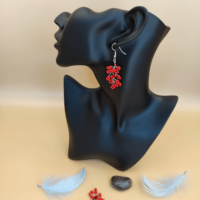 Boucles d’oreilles pendantes argentées avec petites perles - 5 couleurs disponibles : rouge, bleu, noir, rose et vert 