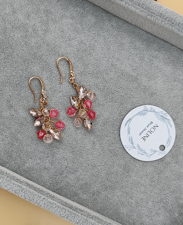 Boucles d'oreilles pendante dorée strass bleu clair et perles roses