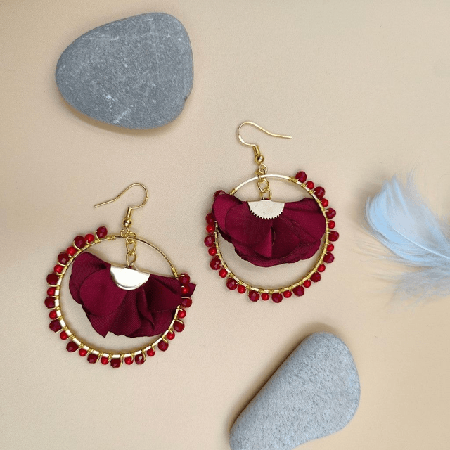Grandes boucles d’oreilles créoles dorées avec perles et froufrous - 5 couleurs au choix : vert, rouge bordeaux, noir, bleu ou jaune 